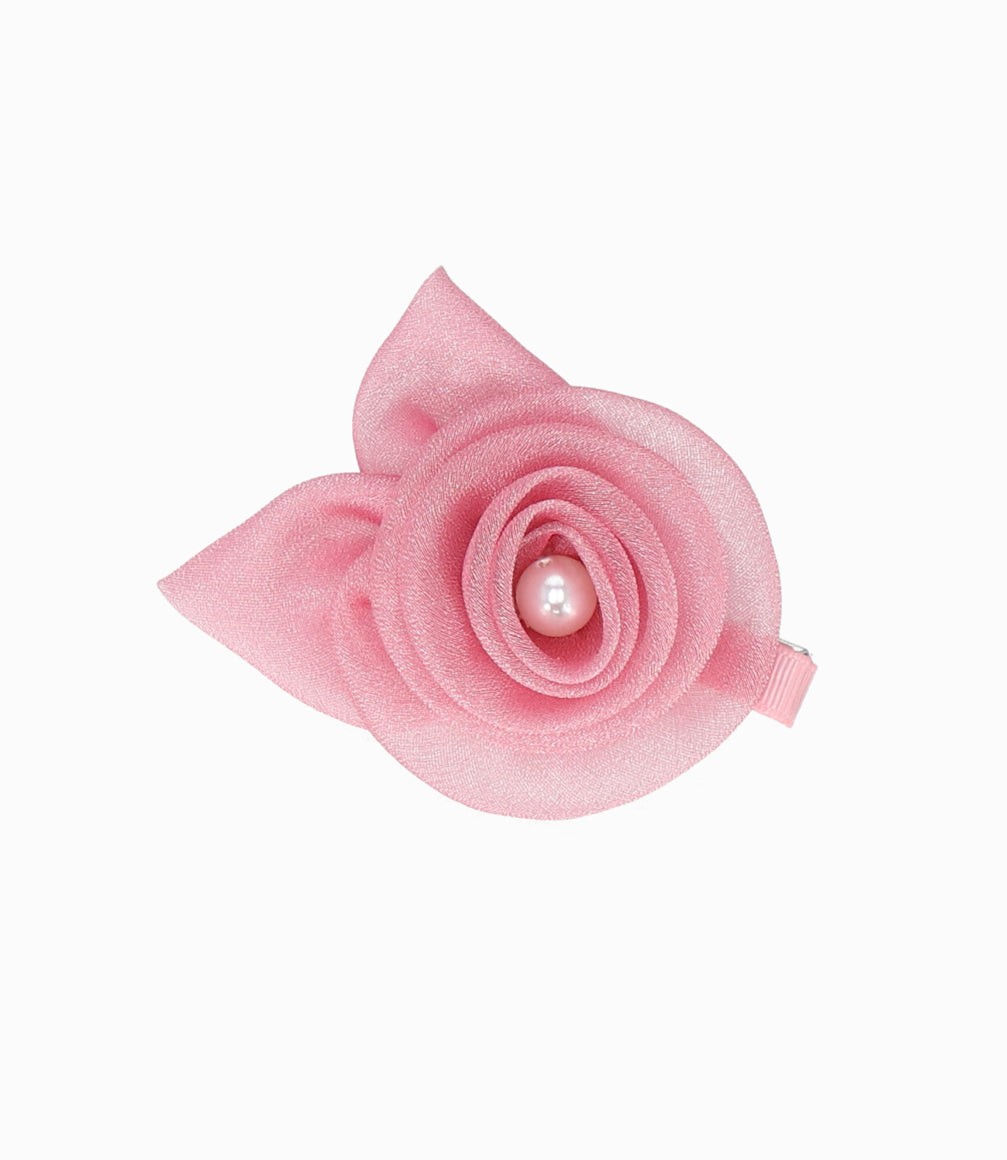 Pinche niña con flores