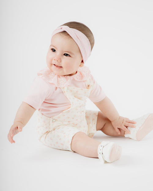 Jardinera recién nacida con flores