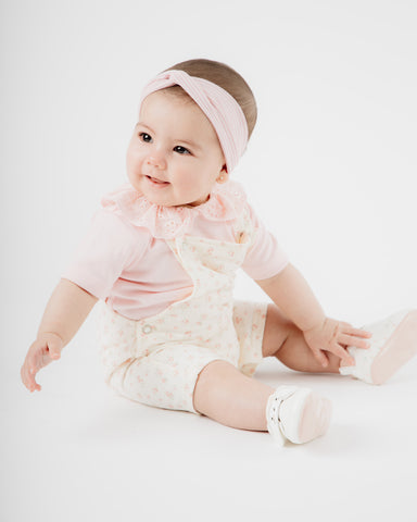 Jardinera recién nacida con flores