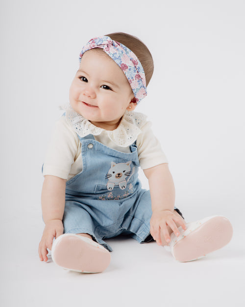 Jardinera recién nacida con gatito