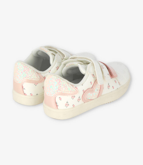 Zapatilla niña con corazón