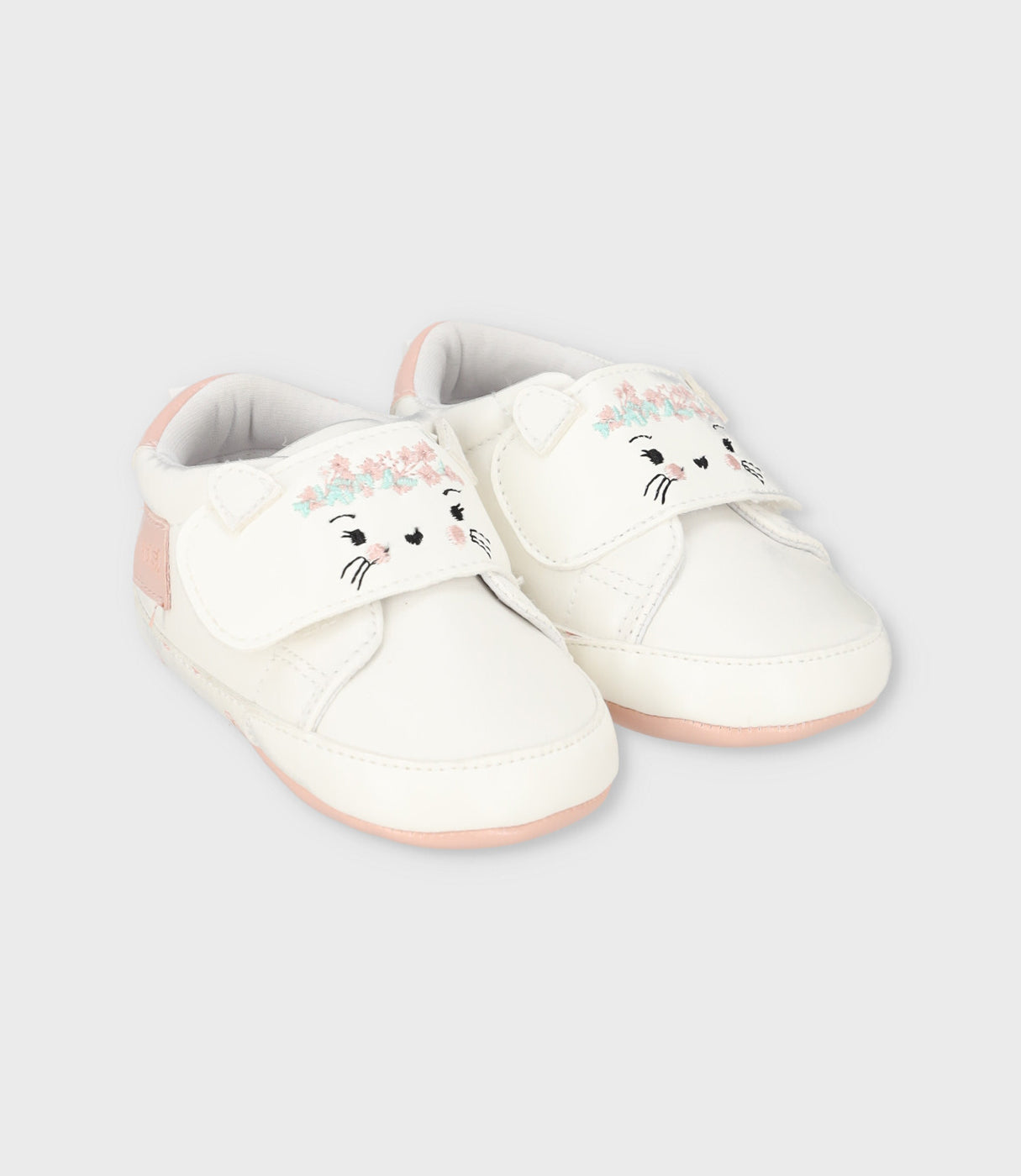 Zapatilla recién nacida con flores