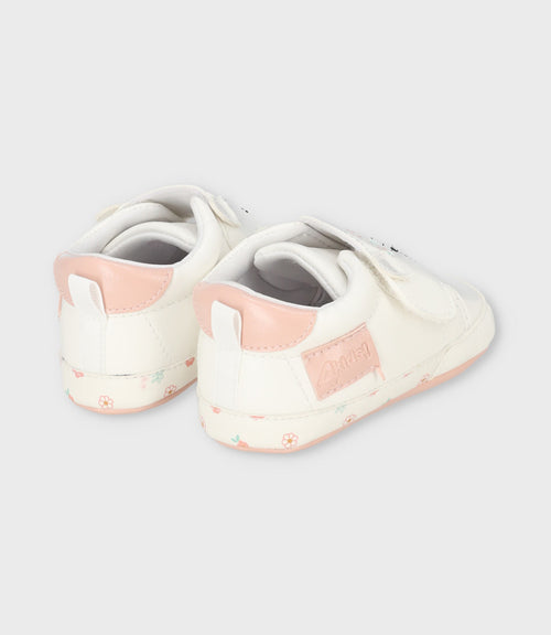 Zapatilla recién nacida con flores