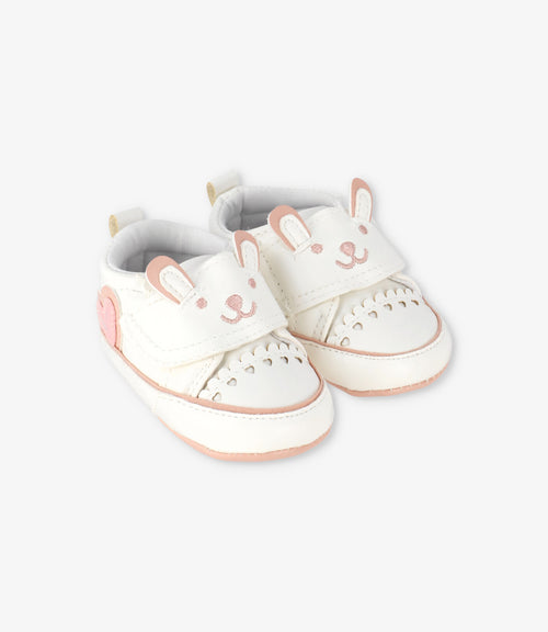 Zapatilla recién nacida con corazón