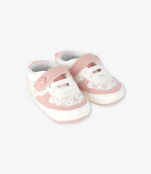 Zapatilla recién nacida con flores