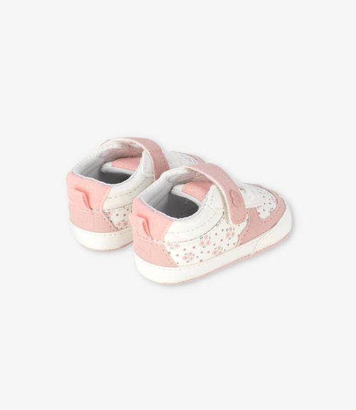 Zapatilla recién nacida con flores