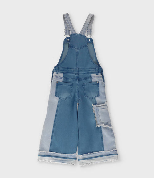 Jardinera niña con flores