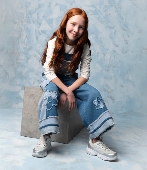 Jardinera niña con flores