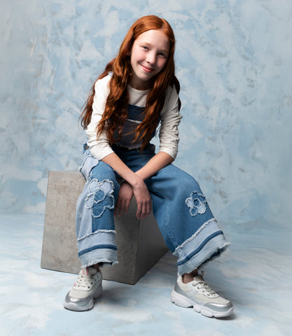 Jardinera niña con flores