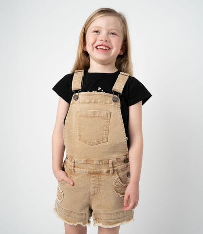 Jardinera niña aplicación de flores