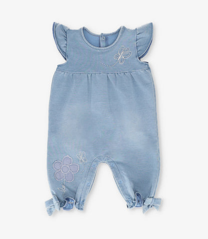 Enterito recién nacida con flores y vuelos