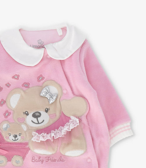 Enterito recién nacida con oso