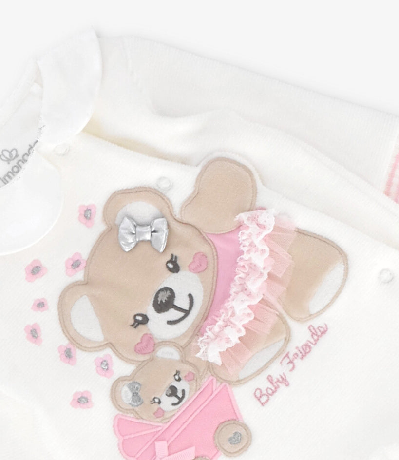 Enterito recién nacida con oso