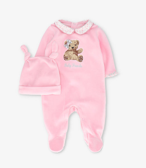 Enterito recién nacida con oso