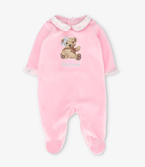 Enterito recién nacida con oso