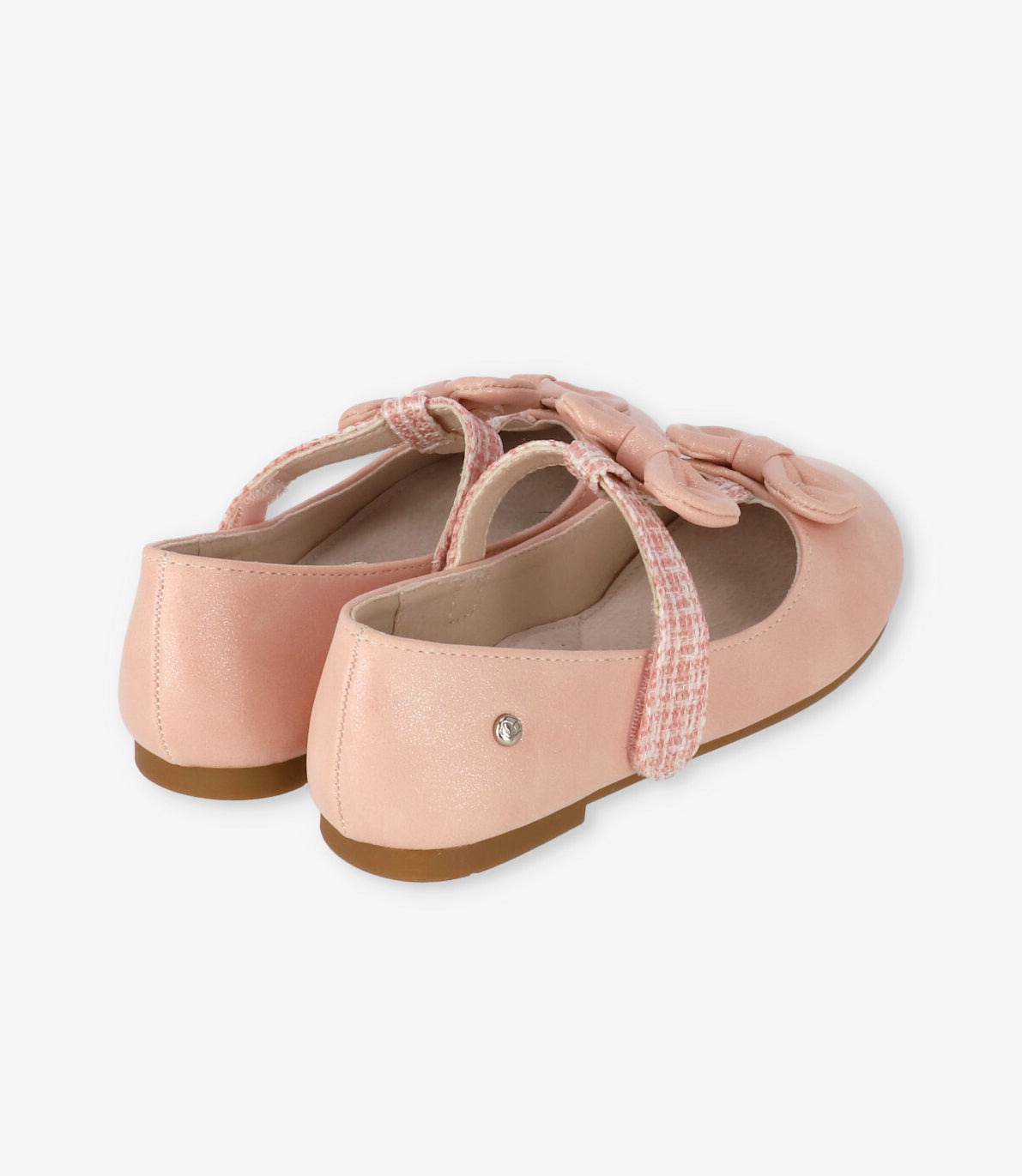 Bailarina niña con lazos