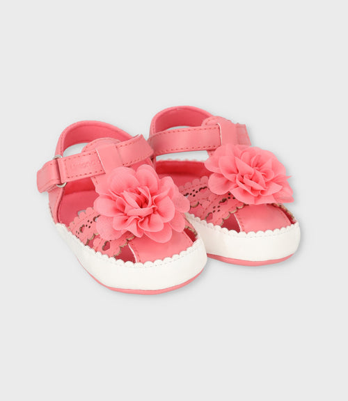 Sandalia recién nacida con flores y corazones 15 / Rosado