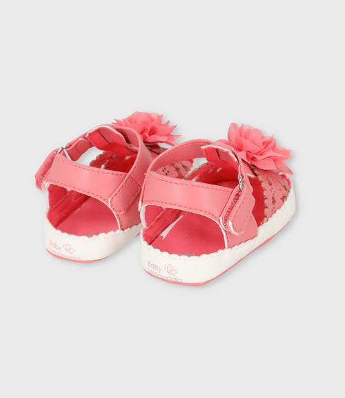 Sandalia recién nacida con flores y corazones 15 / Rosado