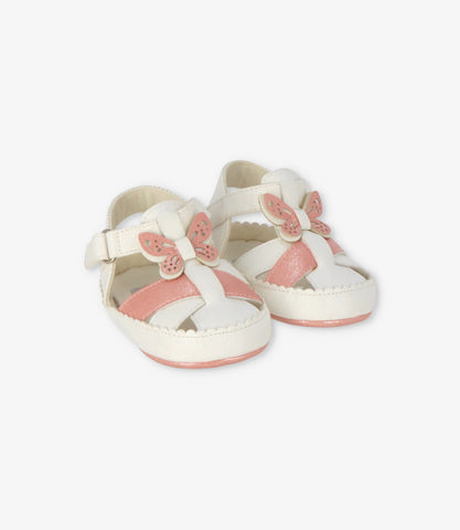 Sandalia recién nacida con mariposas