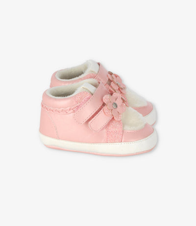 Botín recién nacida con oveja