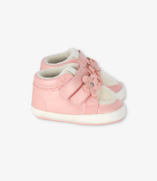 Botín recién nacida con oveja