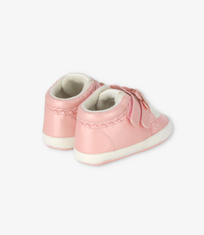 Botín recién nacida con oveja