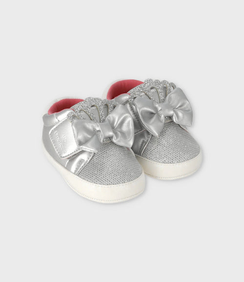 Zapatilla recién nacida con lazo y brillos