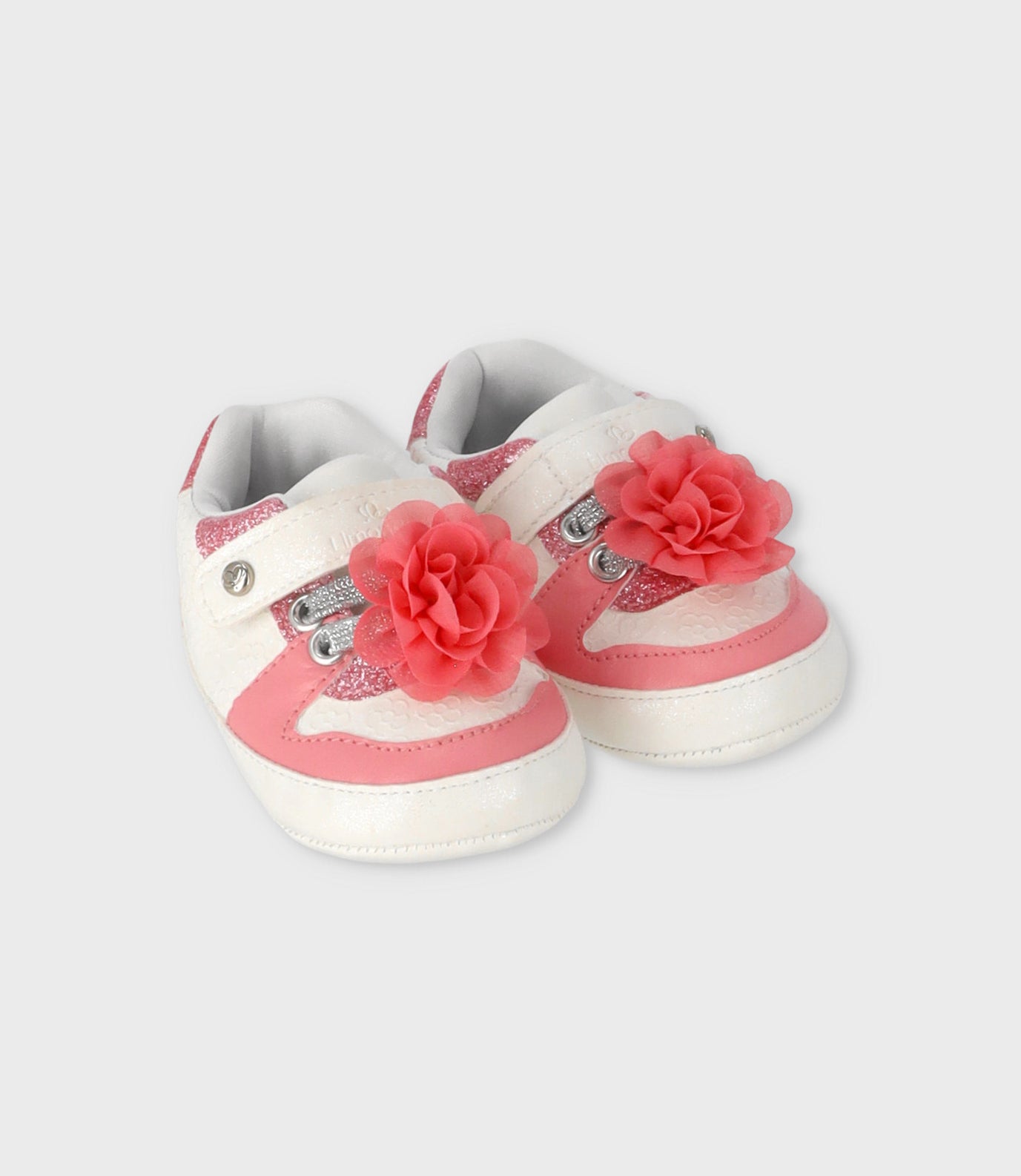 Zapatilla recién nacida con flor