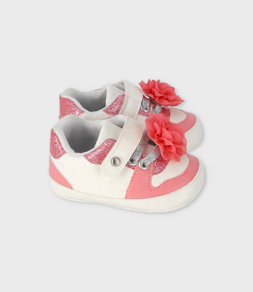 Zapatilla recién nacida con flor