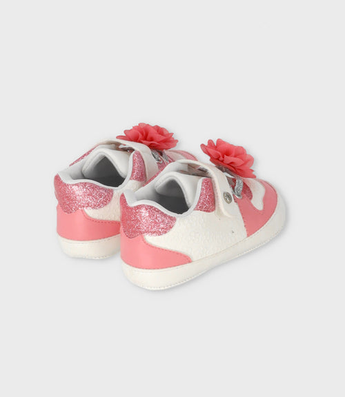 Zapatilla recién nacida con flor