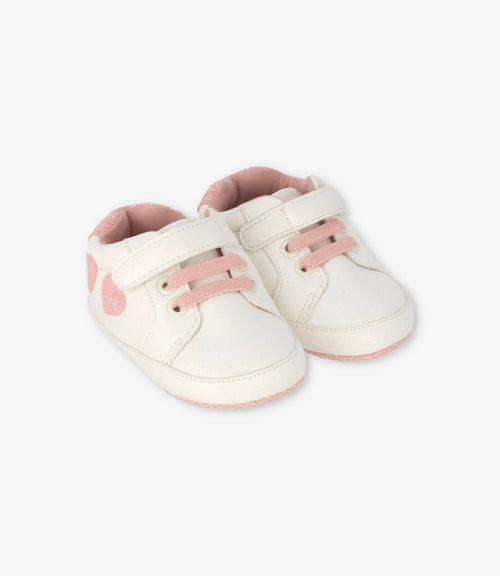 Zapatilla recién nacida con corazones