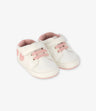 Zapatilla recién nacida con corazones