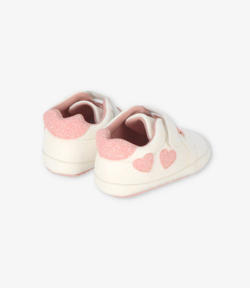 Zapatilla recién nacida con corazones