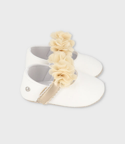 Bailarina recién nacida con flores