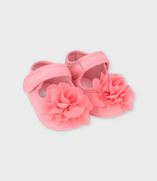 Bailarina recién nacida con flores