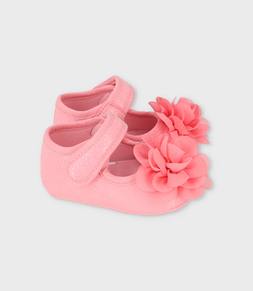 Bailarina recién nacida con flores