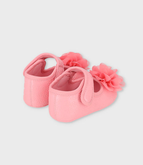 Bailarina recién nacida con flores