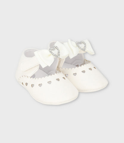 Bailarina recién nacida con flores