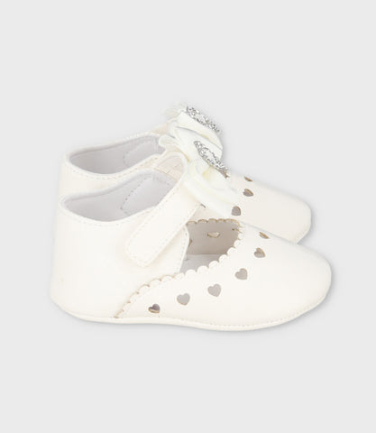 Bailarina recién nacida con flores