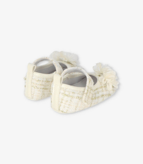 Bailarina recién nacida con flor