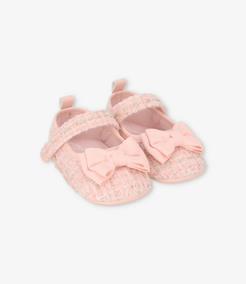 Bailarina recién nacida con flor