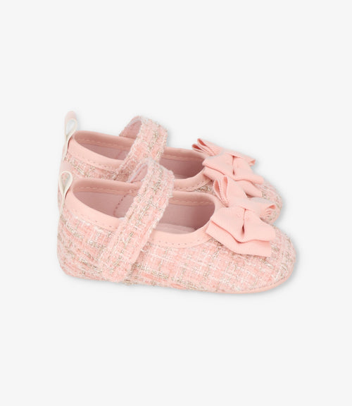 Bailarina recién nacida con flor