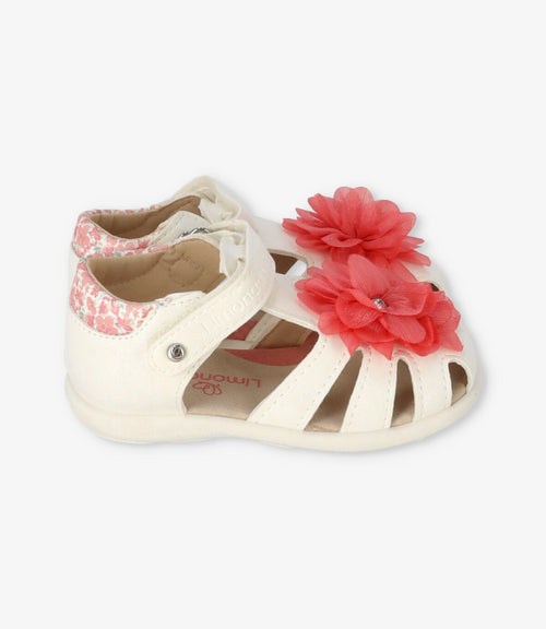 Sandalia bebé con flores