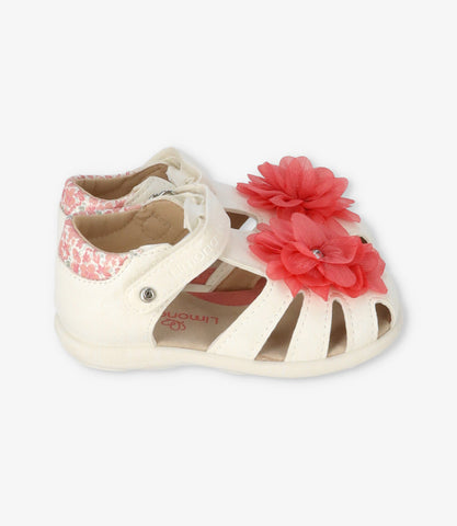Sandalia bebé con flores