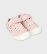 Zapatilla bebé con corazones