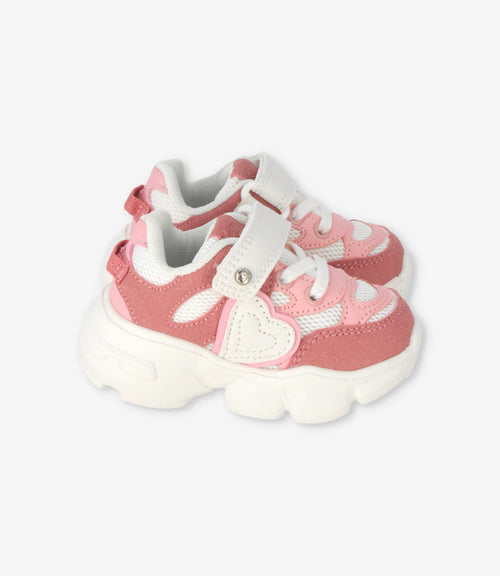 Zapatilla bebé con corazón