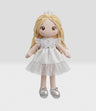 Muñeca niña con vestido blanco