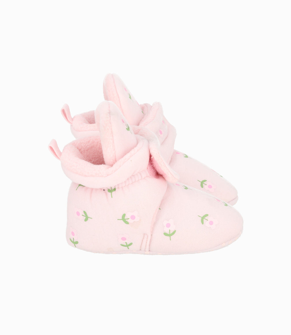 Pantuflas recién nacida con flores