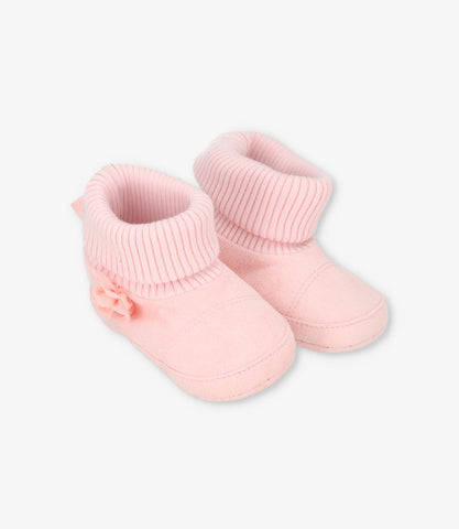 Pantuflas recién nacida con flor