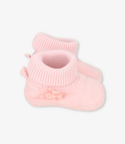 Pantuflas recién nacida con flor